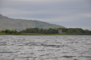 Loch Leven Castle liegt auf einer Insel in Loch Leven, hier vom Rande Loch Levens aus gesehen.