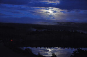 Vollmond über Loch Ness.