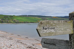 Wegweise am Strand