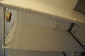 Dusche aus dem 2. Weltkrieg im Schloss in einer Unterkunft von Soldaten.