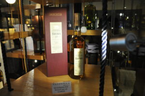 Talisker Destillerie, die teuerste Flasche im Verkaufsraum.