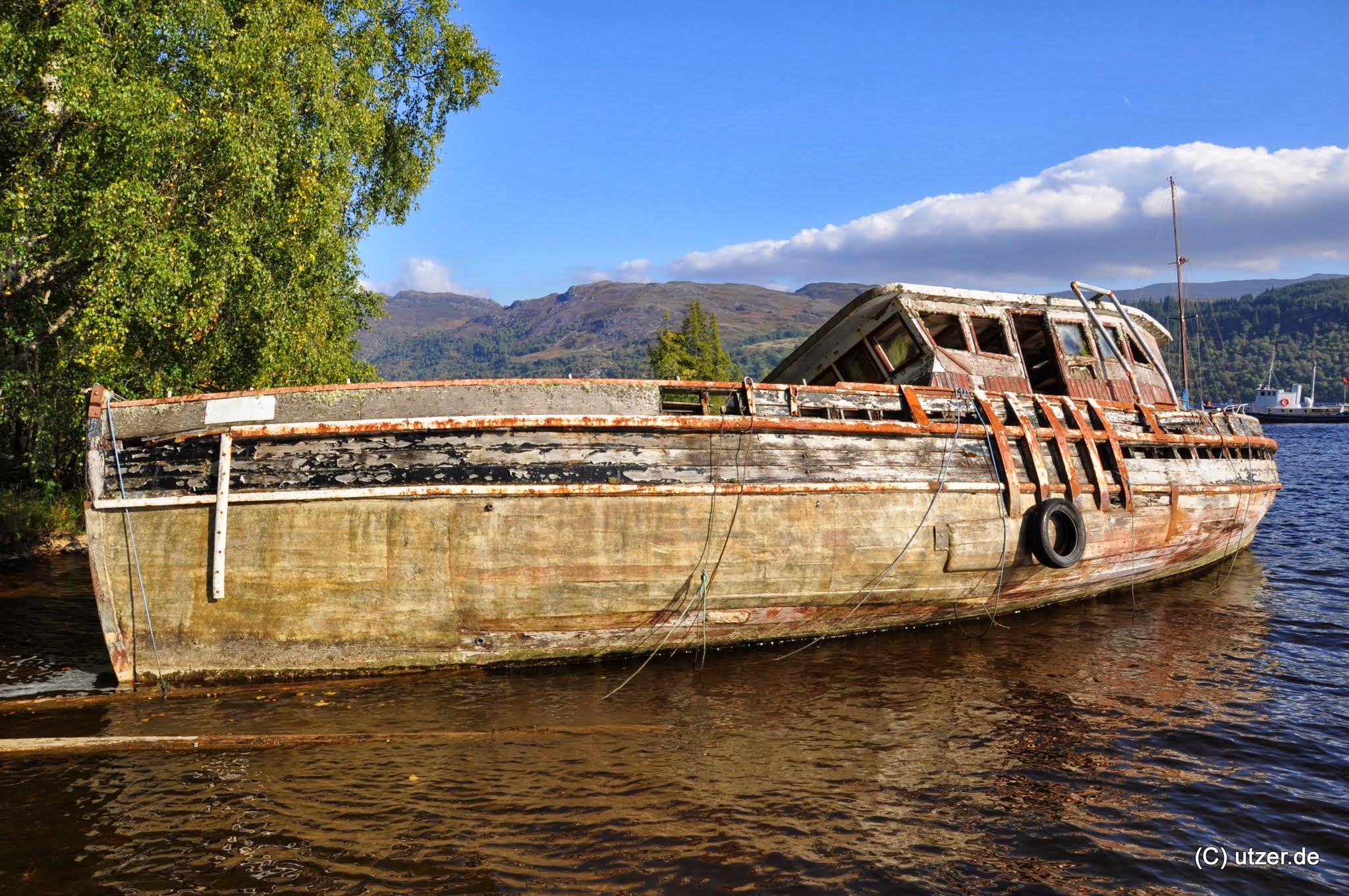 Ein Bootswrack im Loch Ness.