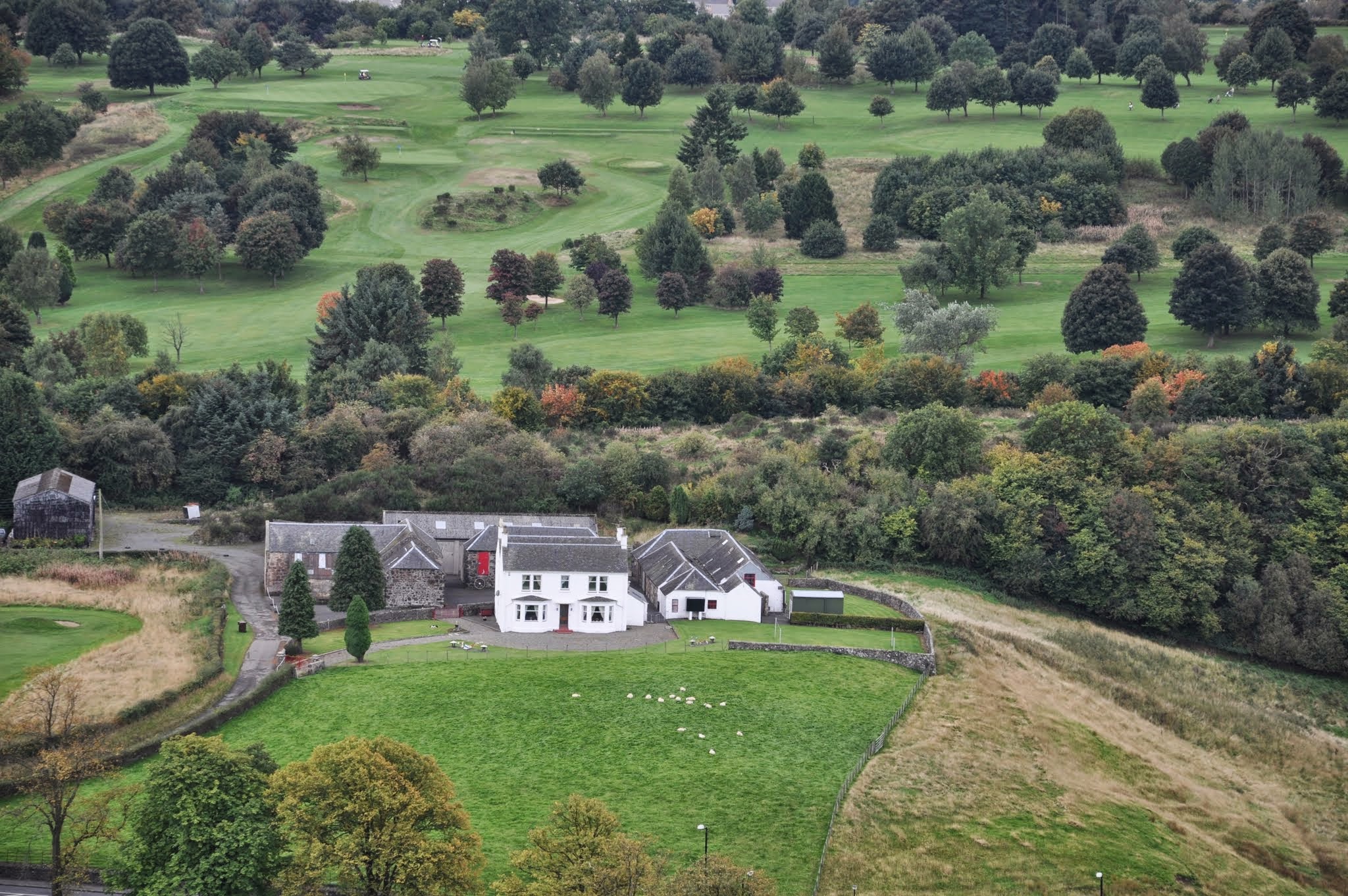 Ein alter Bauernhof der von Castle Stirling zu sehen ist.