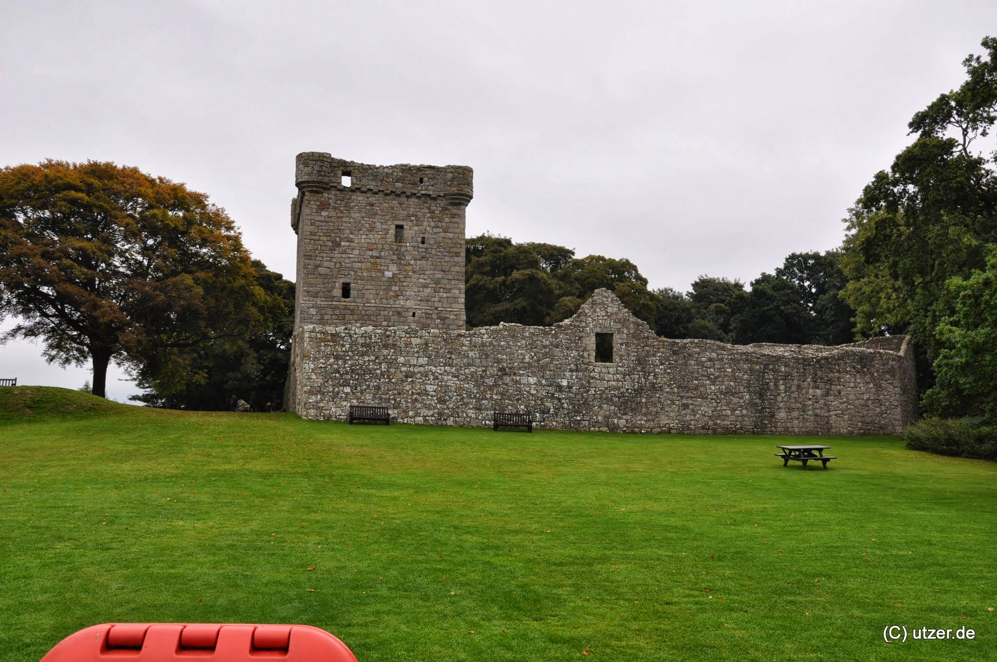 Und noch ein Schloss, Lochleven Castle, auf einer Insel gelegen in Loch Leven. Wichtig ist das Schloss weil hier Maria Stuart "zu Gast" war. http://de.wikipedia.org/wiki/Loch_Leven_Castle