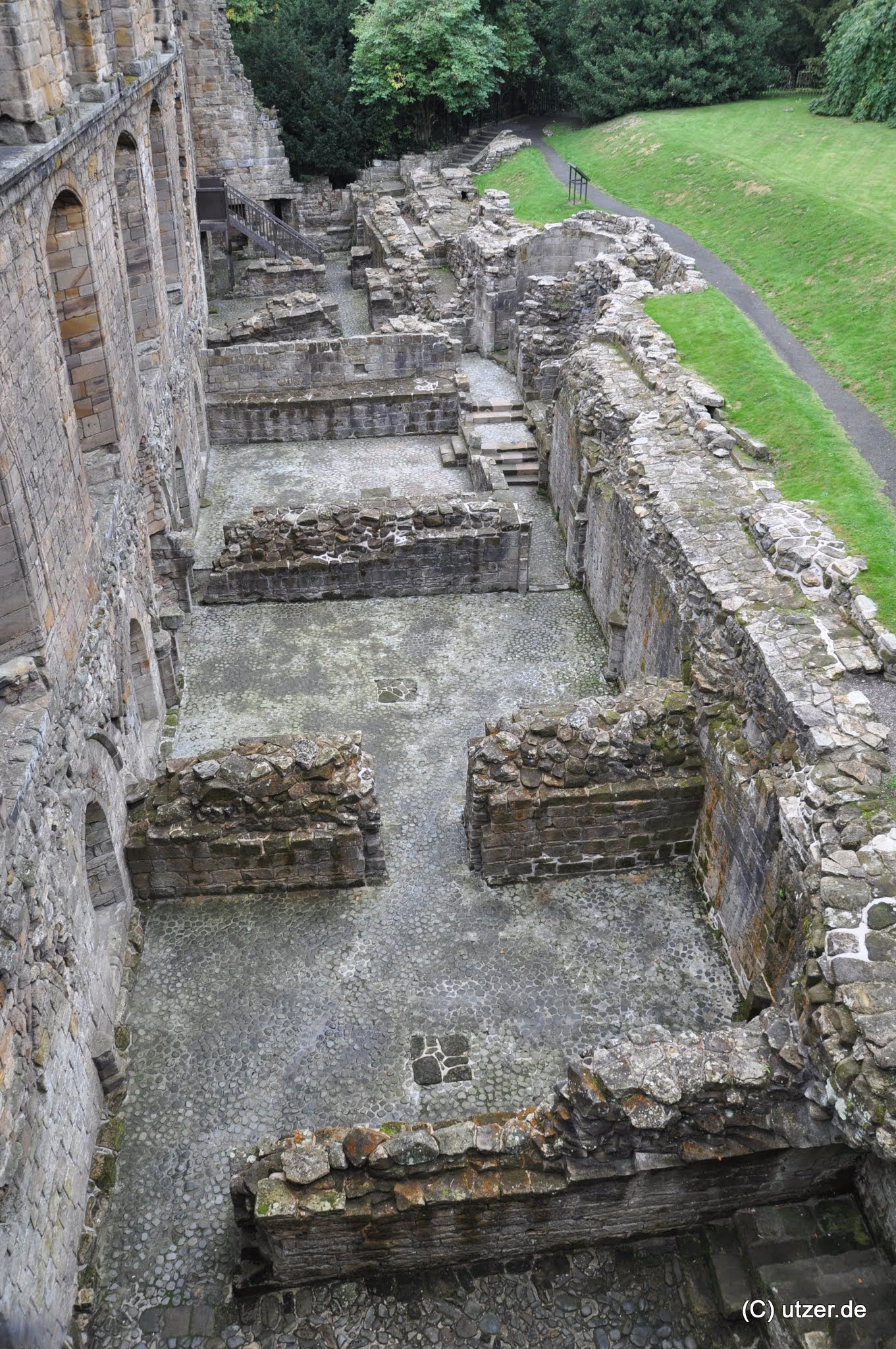 Dunfermline Abbey, dies ist das Hauptwohngebäude und der Blick fällt auf den Grundriss des untersten Stockwerkes, also den Keller. https://en.wikipedia.org/wiki/Dunfermline_Abbey
