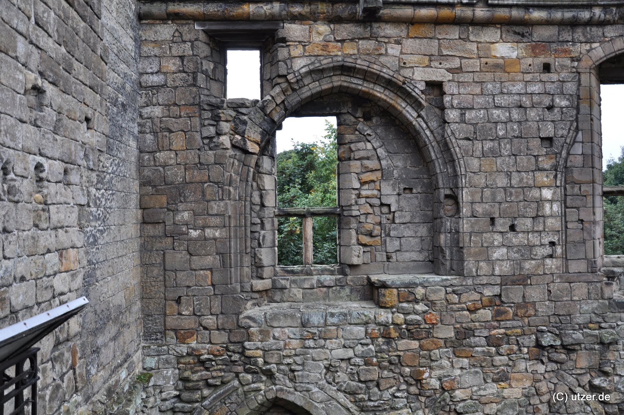 Das Fenster wurde scheinbar im Laufe der Geschichte mehrfach geändert.