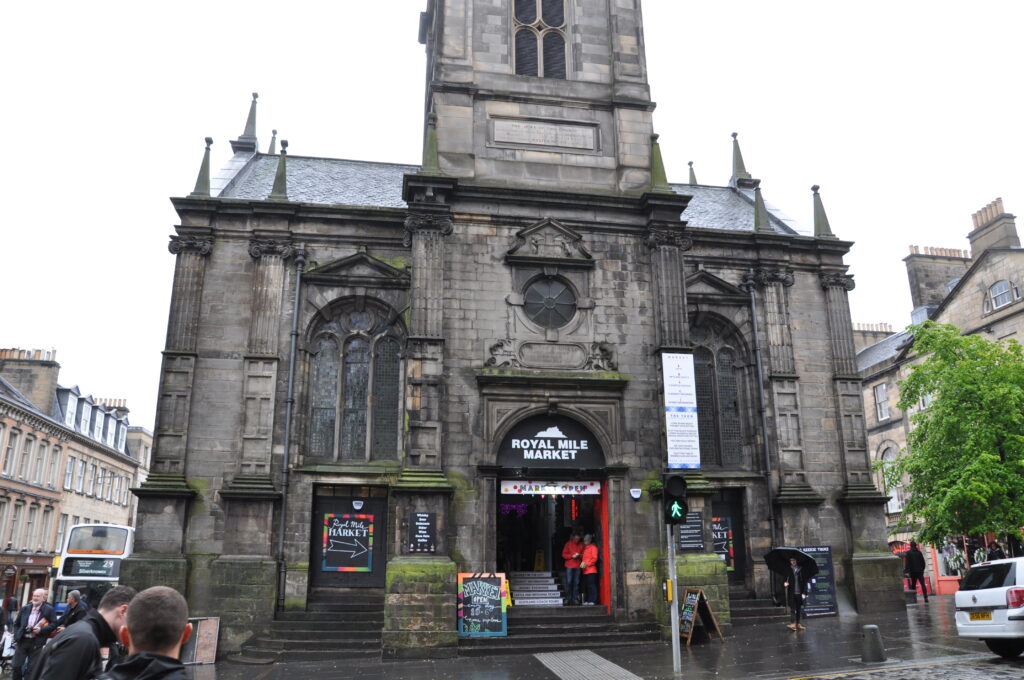 Es gibt in Schottland viele umgewidmte Kirchen, hier ist ein alternativer Souvenir Markt in der Kirche.