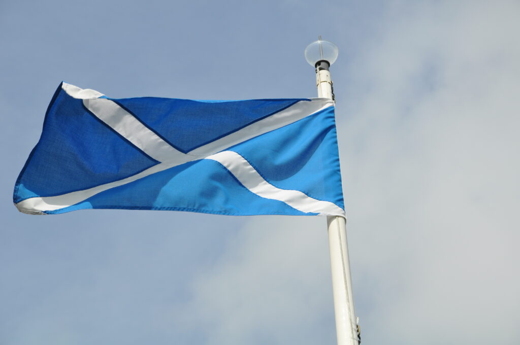 Ach, ja wir sind in Schottland, überall schottische Flaggen.