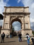 Der Titusbogen auf dem Areal des Forum Romanum, dieser war wohl die Inspiration für den Triumphbogen in Paris, Infos hier: https://de.wikipedia.org/wiki/Titusbogen