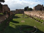 Dies ist das Hippodrom innerhalb des Geländes des Forum Romanum, auch wenn der Name aus dem griechischen kommt und da ein Stadion für Pferdesport bezeichnet, so ist es im römischen ein Garten.