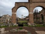 Ein Foto im Forum Romanum, die Flucht der Bögen und Säulen fand ich schön.