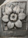 Blumenornament, diesen war etwa 30-40cm im Durchmesser und auf einem Bruchstück eines Quaders zu sehen.