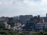 Blick über das Forum Romanum, mit dem Kolosseum im Hintergrund.