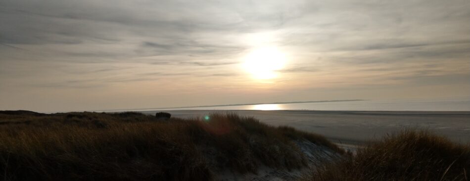 Düne und Meer im wunderschönen Sonnenuntergang am ersten Abend auf Langeoog
