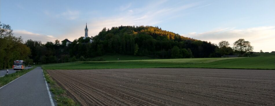 Der Bunker liegt unterhalb der Kirche, leicht rechts und ein wenig höher als die Strasse.