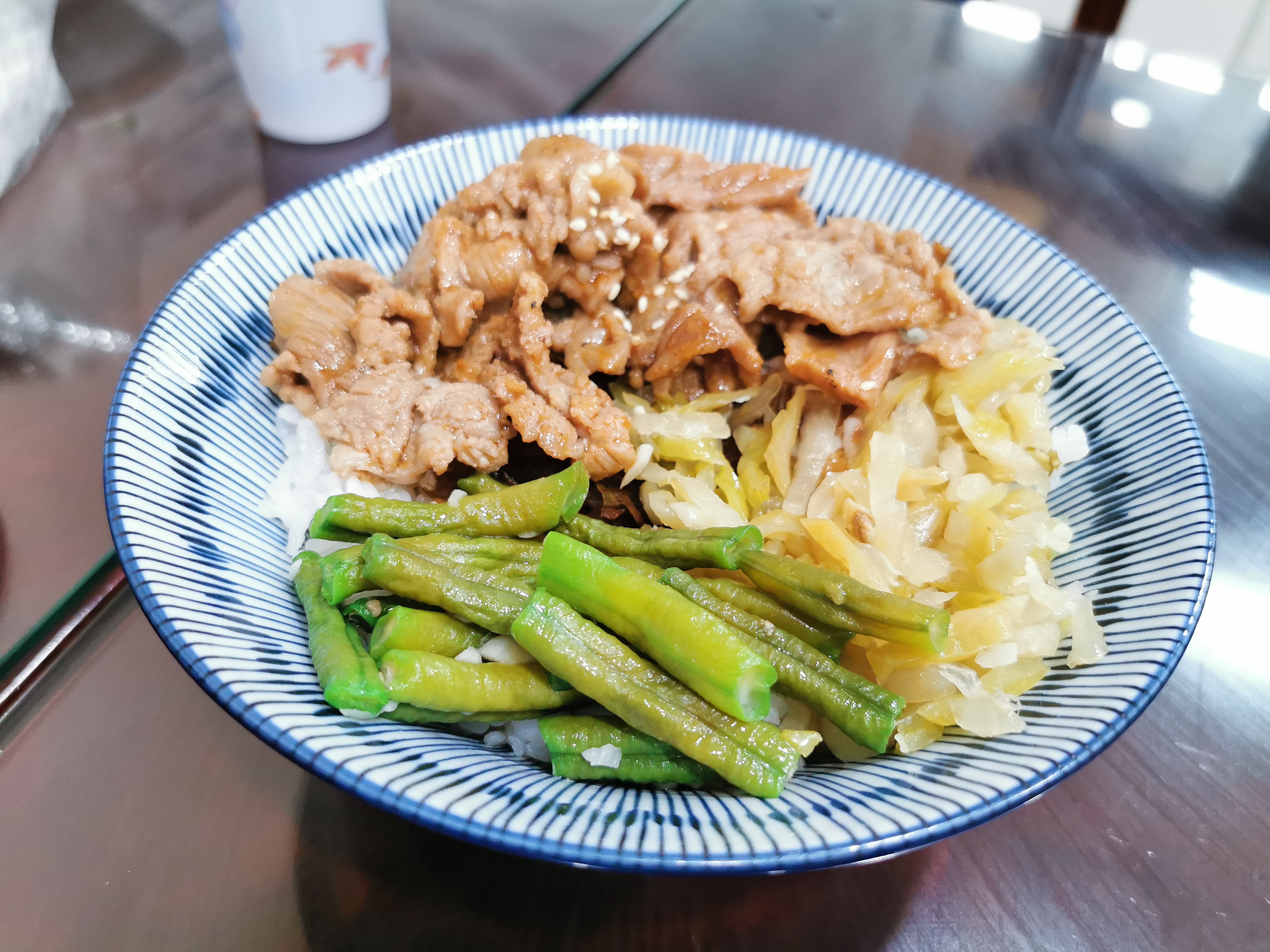 Fleisch, Gemüse und Reis in einer Schale