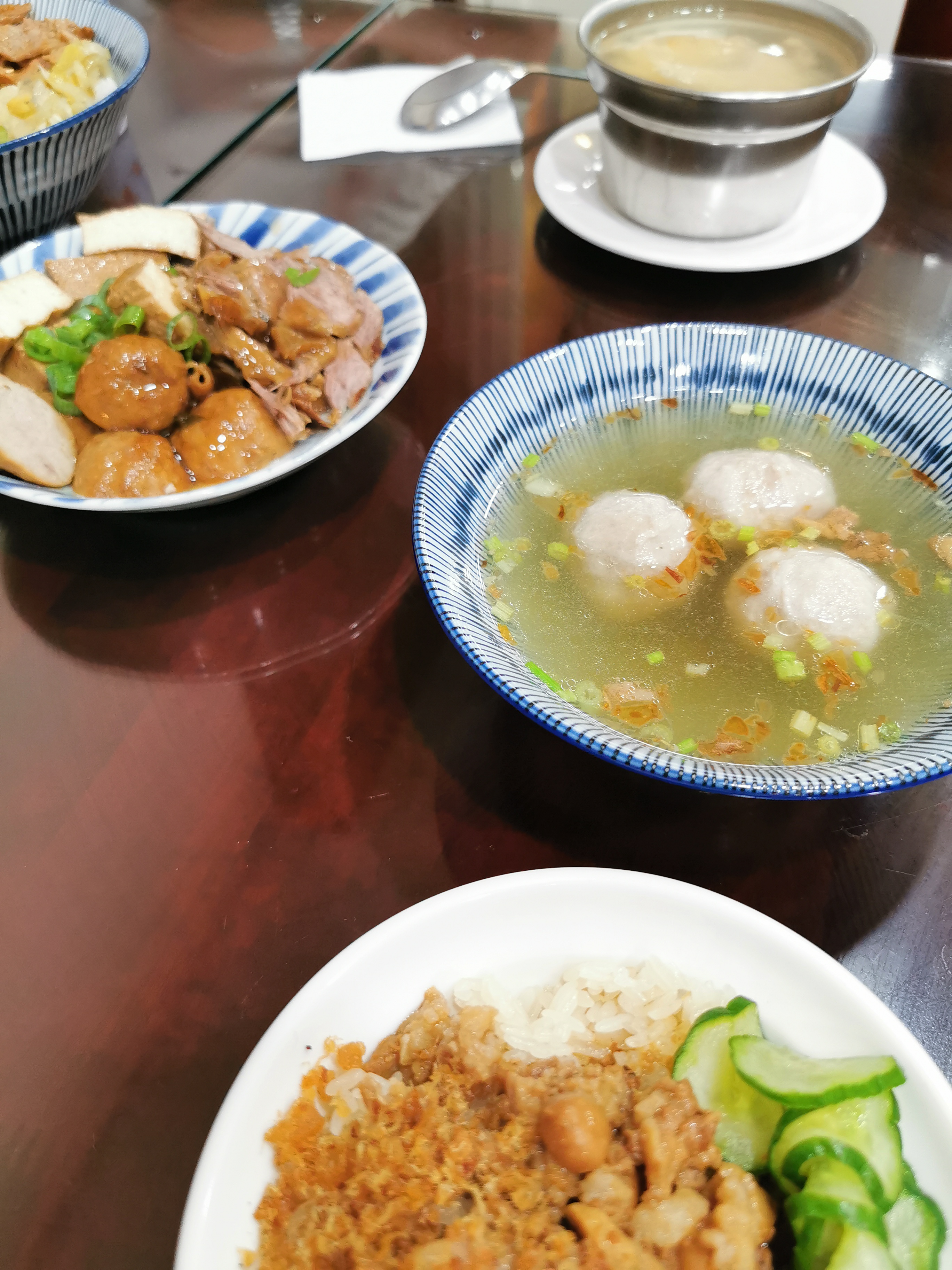 Suppe (rechts und hinten) und links eine Schale mit Tofu und Schweinefleisch