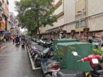 Foto von unzähligen Motorrollern, Mopeds und Motorrädern