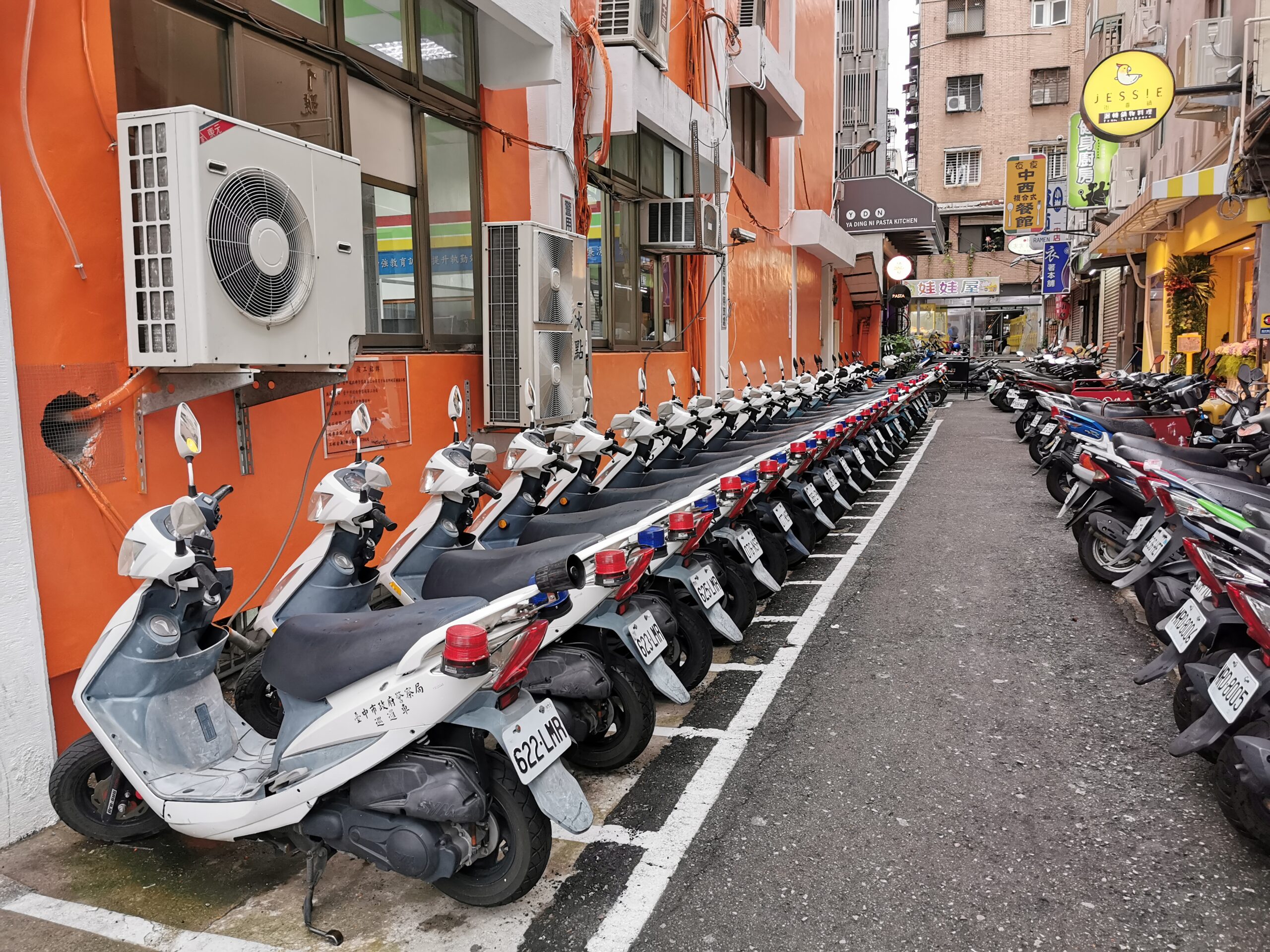 Dutzende Polizei Motorroller