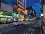 Strasse in der Innenstadt am frühen Abend
