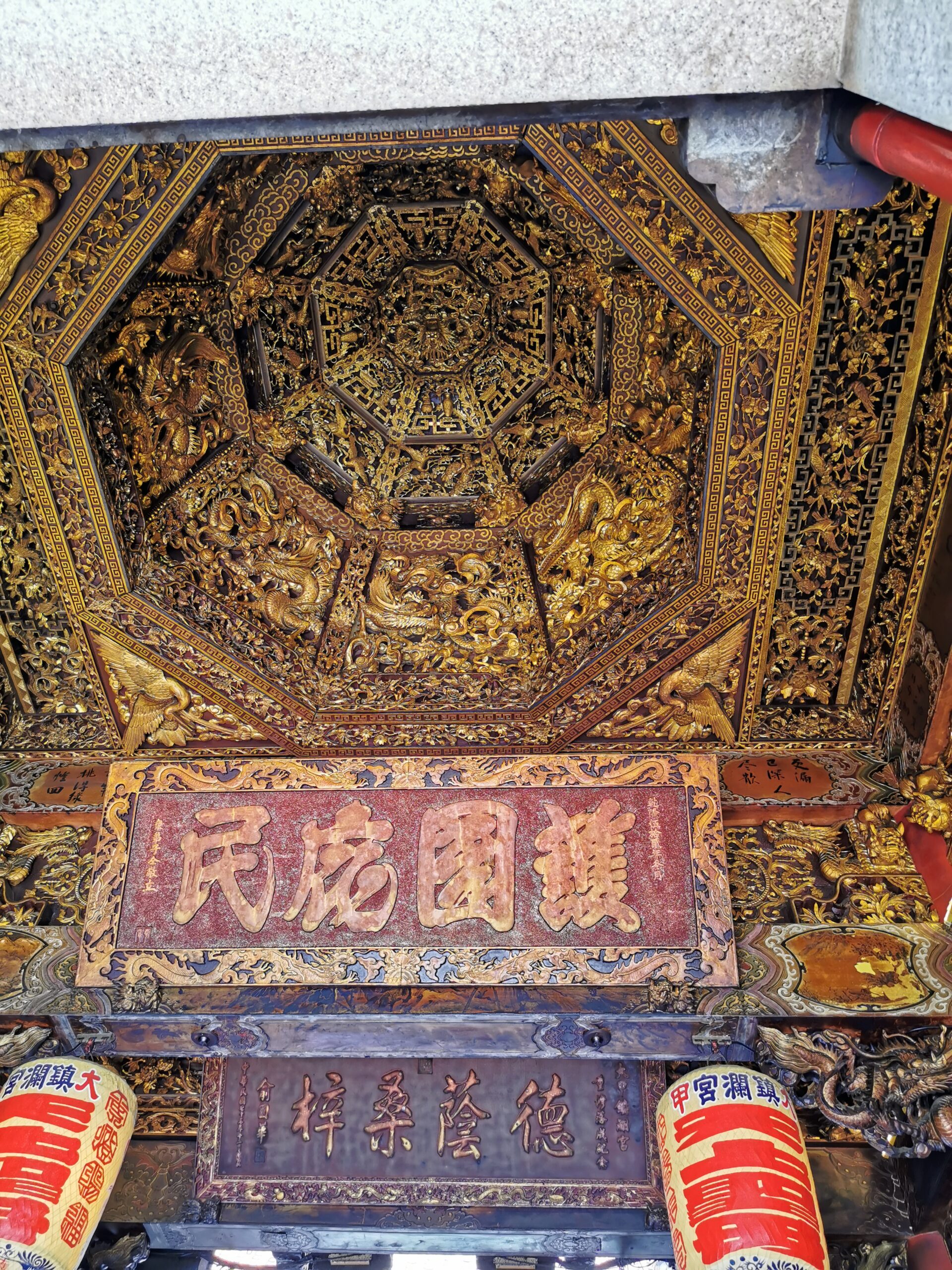 Dajia Jenn Lann Temple goldene Deckenverzierung