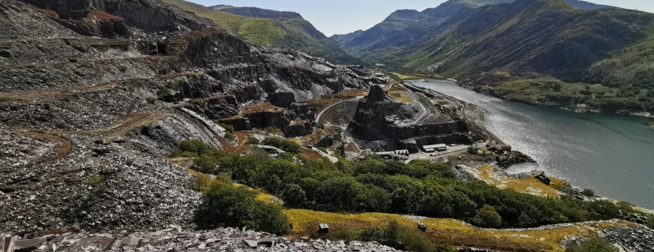 Blick aufs Wasserkraftwerk Dinorwig mit Steinbruch.