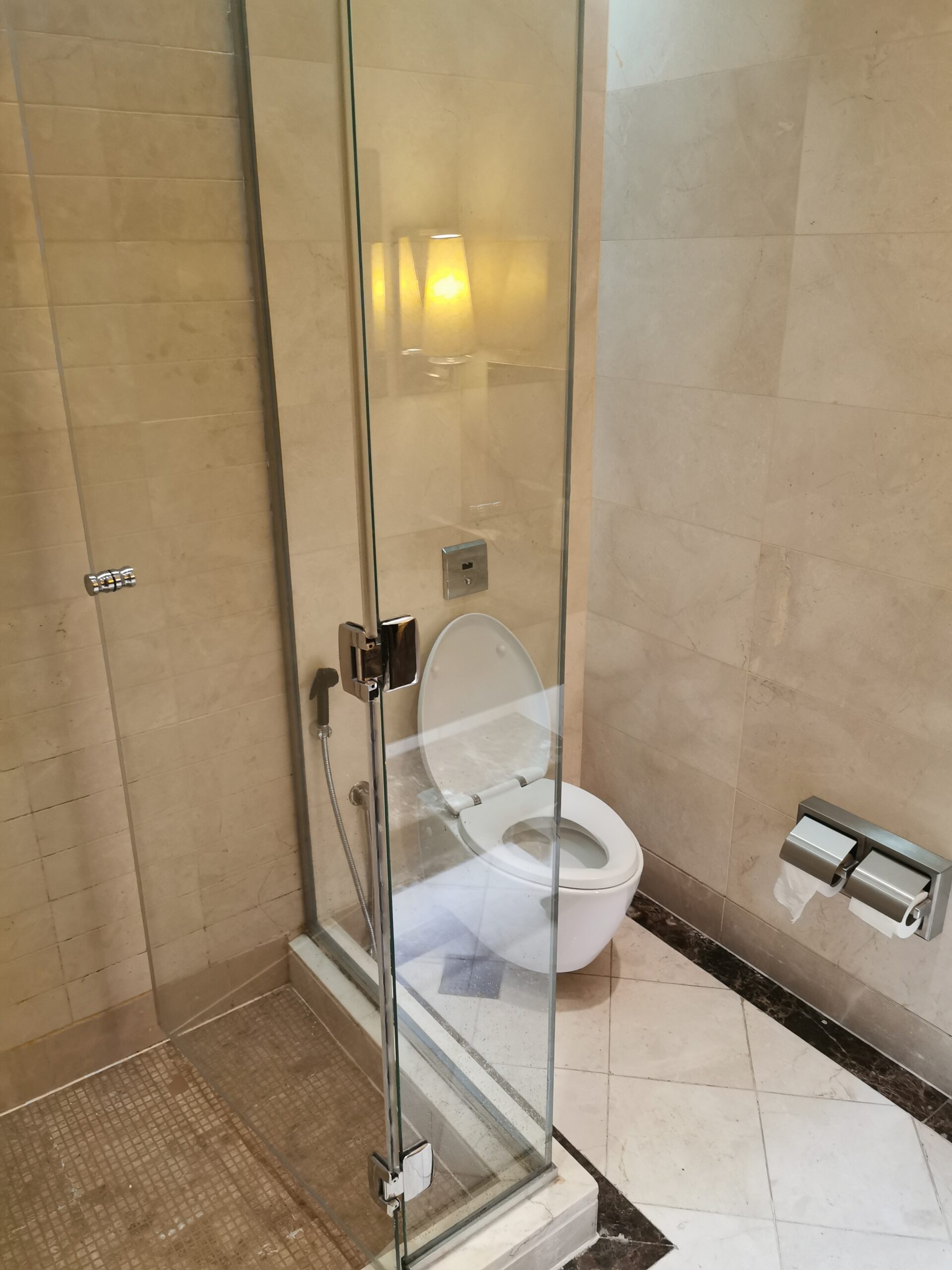 Toilette in der Emirates Lounge in Dubai