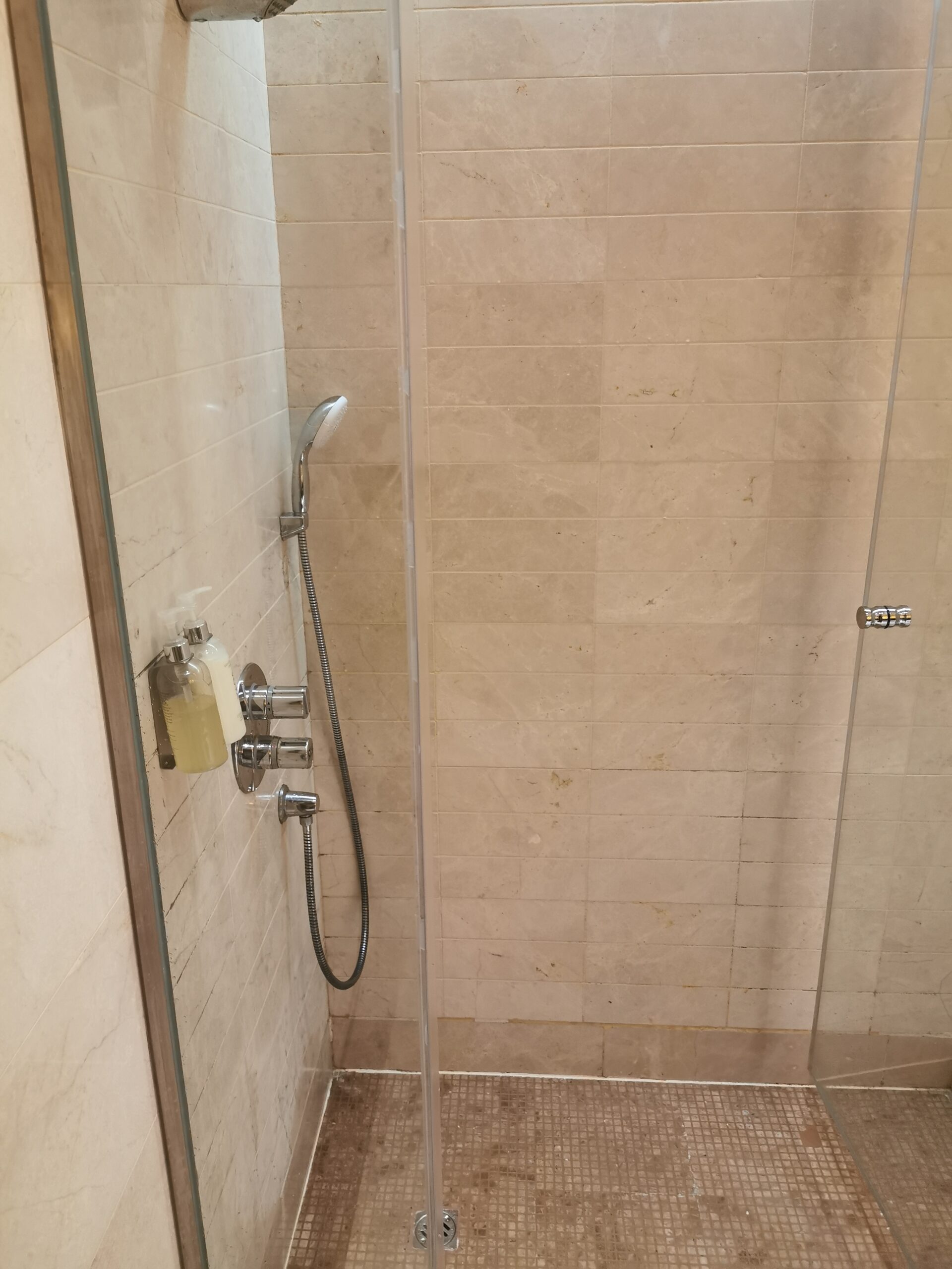 Dusche in der Emirates Lounge in Dubai