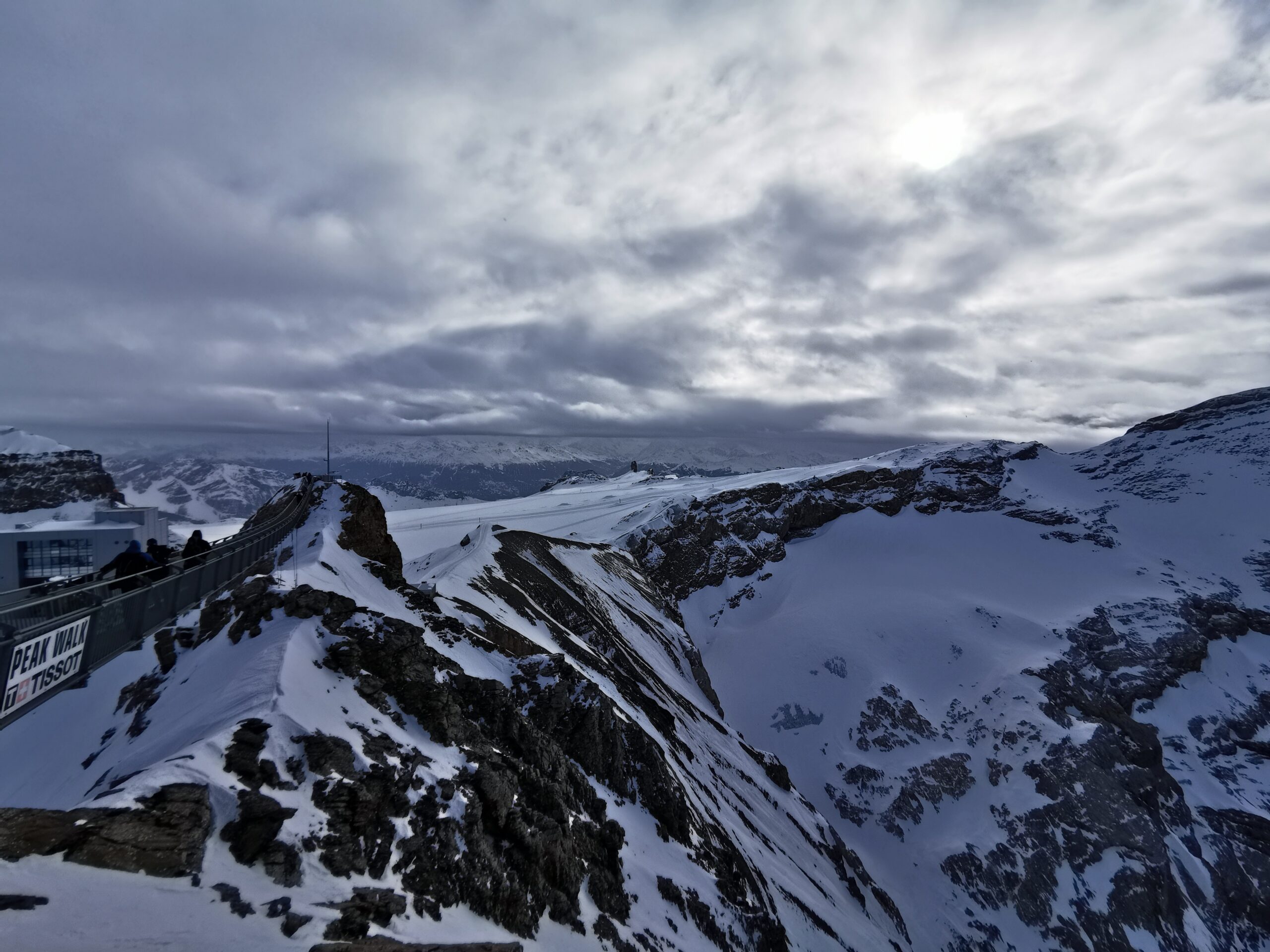 Glacier 3000 - Scex Rouge, Ausblick auf die umliegenden Berge, im Vordergrund eine Hängebrücke