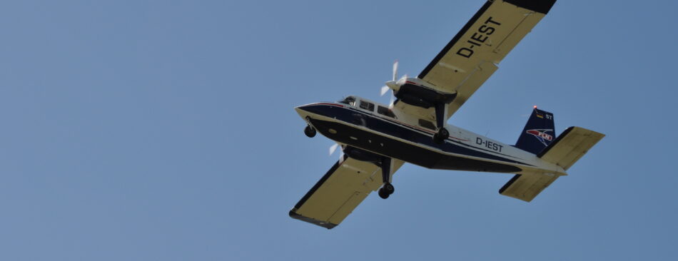 Flugzeug im Landeanflug in Wangerooge