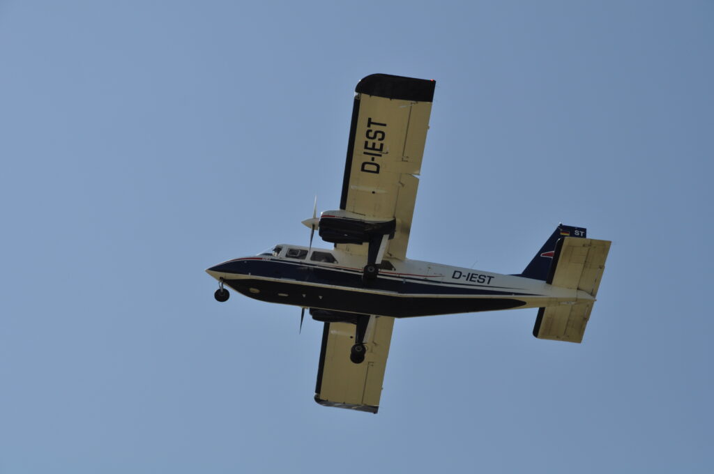 Flugzeug im Landeanflug in Wangerooge