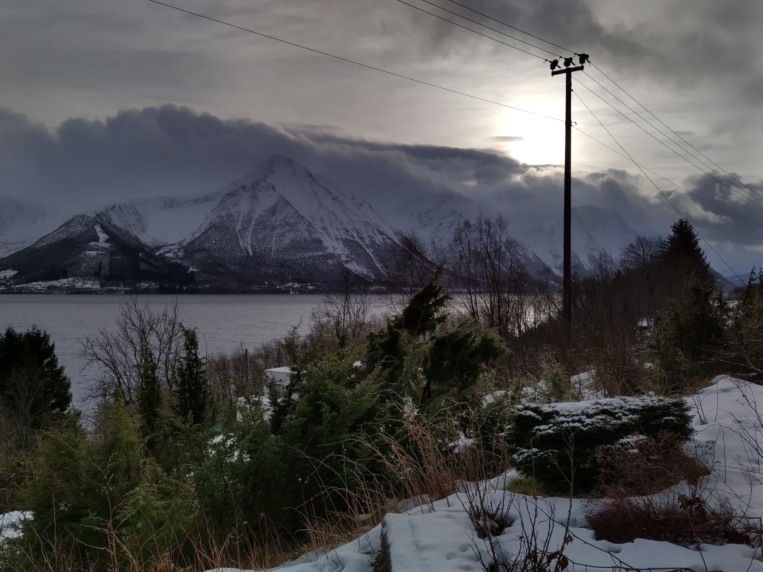 Blick vom Ferienhaus aufs Fjord und Berge