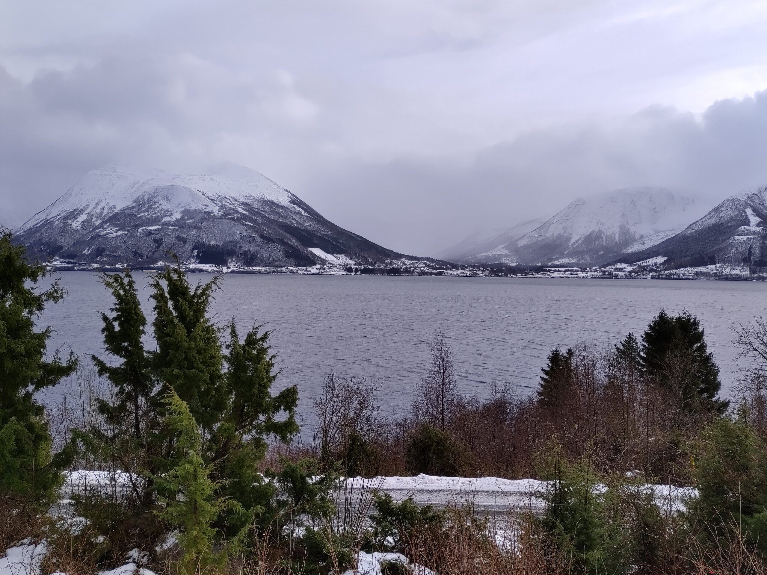Blick vom Ferienhaus aufs Fjord und Berge