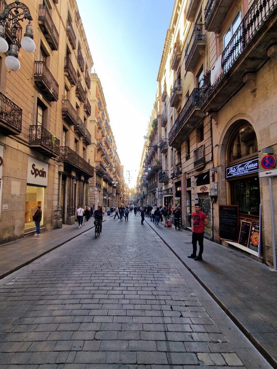 Straße in der Altstadt von Barcelona
