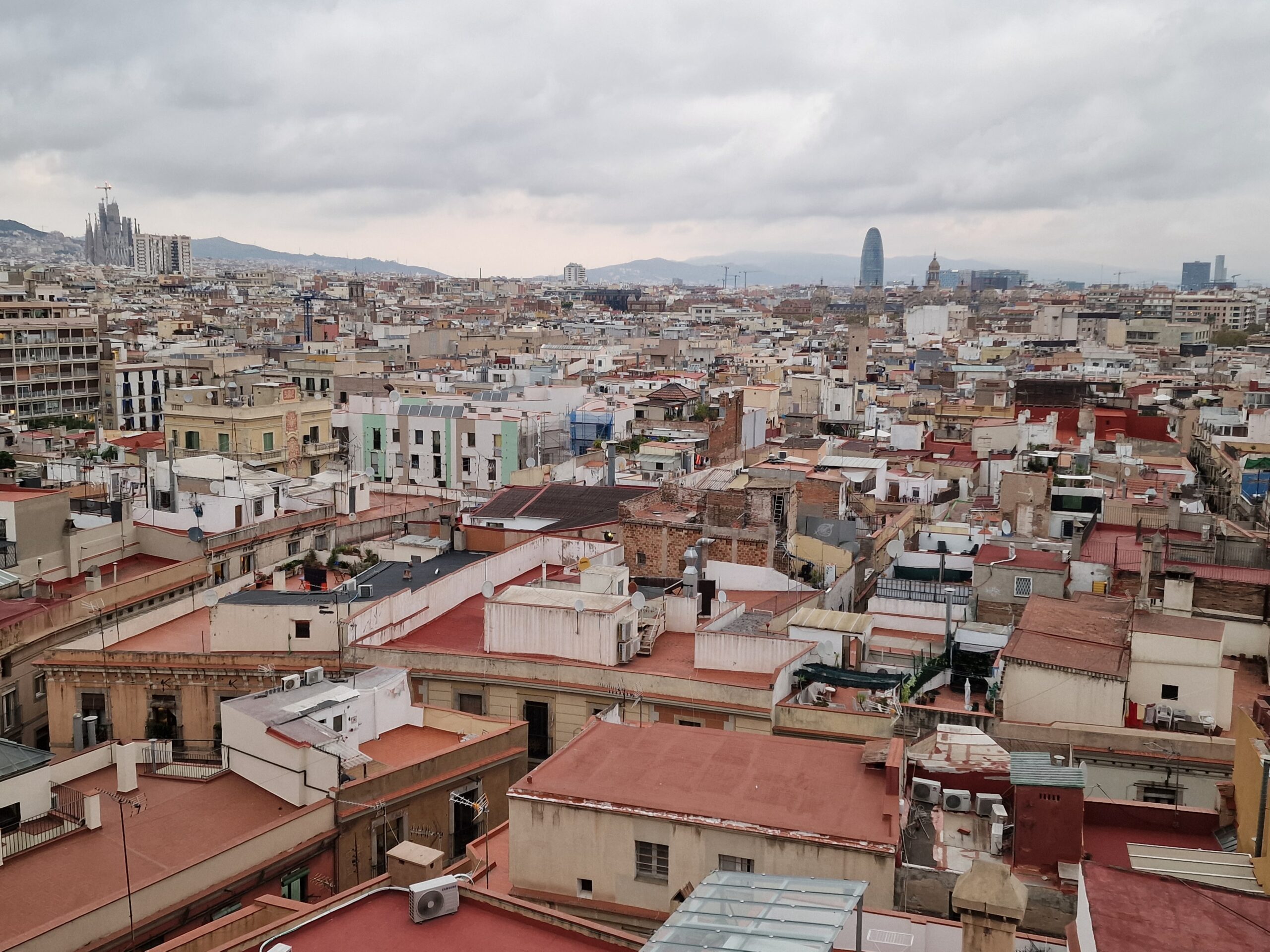Blick auf die Dächer Barcelonas von der Hotel Rooftop Bar.