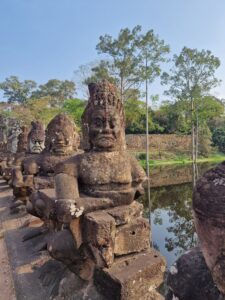 Statuen am Tonle Om Gate in Angkor