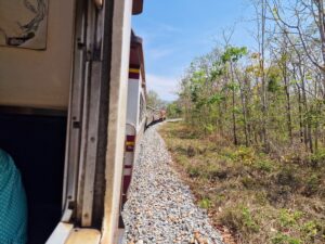Der Zug während der Fahrt in Kanchanaburi