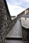 Die begehbare Schlossmauer, also ein Wehrgang.