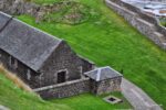Das Schloss wurde für mehr als 150 Jahre als Militäranlage genutzt, das Militär hat viel geändert und auch neue Gebäude hinzugefügt, wie diese Lagergebäude die u.a. als Pulverlager verwendet wurden.