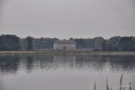 Kinross Haus, Blick von der Insel auf welcher Loch Leven Castel steht.