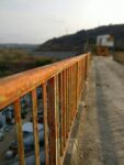 Rostiges Geländer auf dem Staudamm