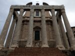 Tempel des Antoninus Pius und der Faustina, umgebaut zu einer Kirche hat dieser Temple die Jahrtausende überstanden. https://de.wikipedia.org/wiki/Tempel_des_Antoninus_Pius_und_der_Faustina