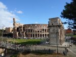 Blick vom Forum Romanum auf das Kolosseum, vorne rechts noch der Konstantinsbogen von der Seite, ein dreitoriger Triumphbogen.