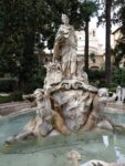 Brunnen im Innenhof eines ehemaligen kleinere Palasts