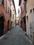 Eine kleine Gasse wie man sie immer abseits des Trouble in Rom finden kann.
