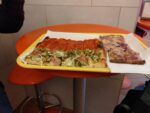 Pizza mit Tomatensauce, mit Gurken und mit Zwiebeln, die Sorten hier sind teilweise schon etwas anders als wir sie kennen.