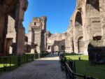 Der Hauptweg durch das Gebäude der Caracalla Thermen.