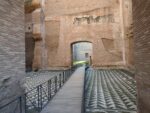 Hier kann man schön sehen wie damals gebaut wurde, rohes Material im inneren der Mauer, darauf eine Deckschicht aus Ziegeln und darauf dann Marmor oder Putz. Links und rechts sind wohl die Umkleideräume.