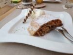 Apfelstrudel mit Eis und Sahne