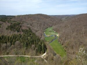 Blick ins Tal, unten fließt die Lauter.
